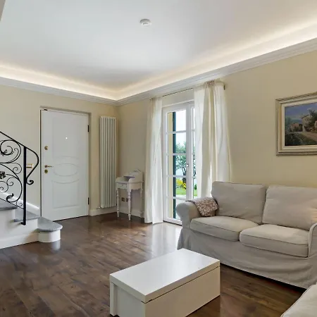 Scenic Holiday In With Private Garden Feriehus